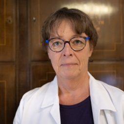 Frau Bettina Klöpfel